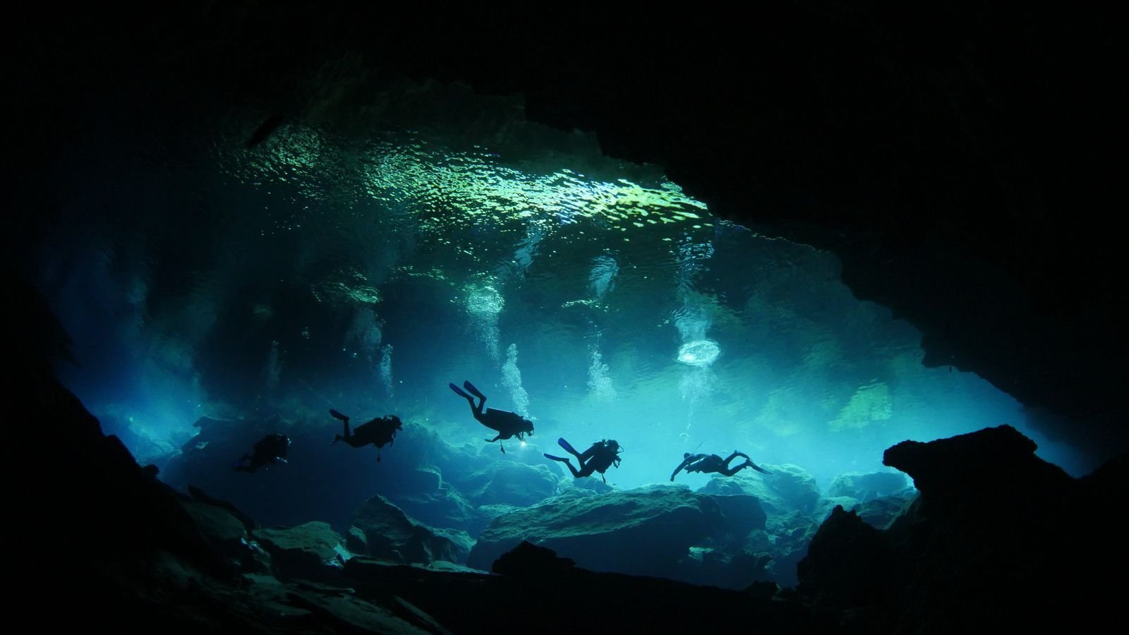 Buzos explorando una cueva submarina, buceo de especialidad